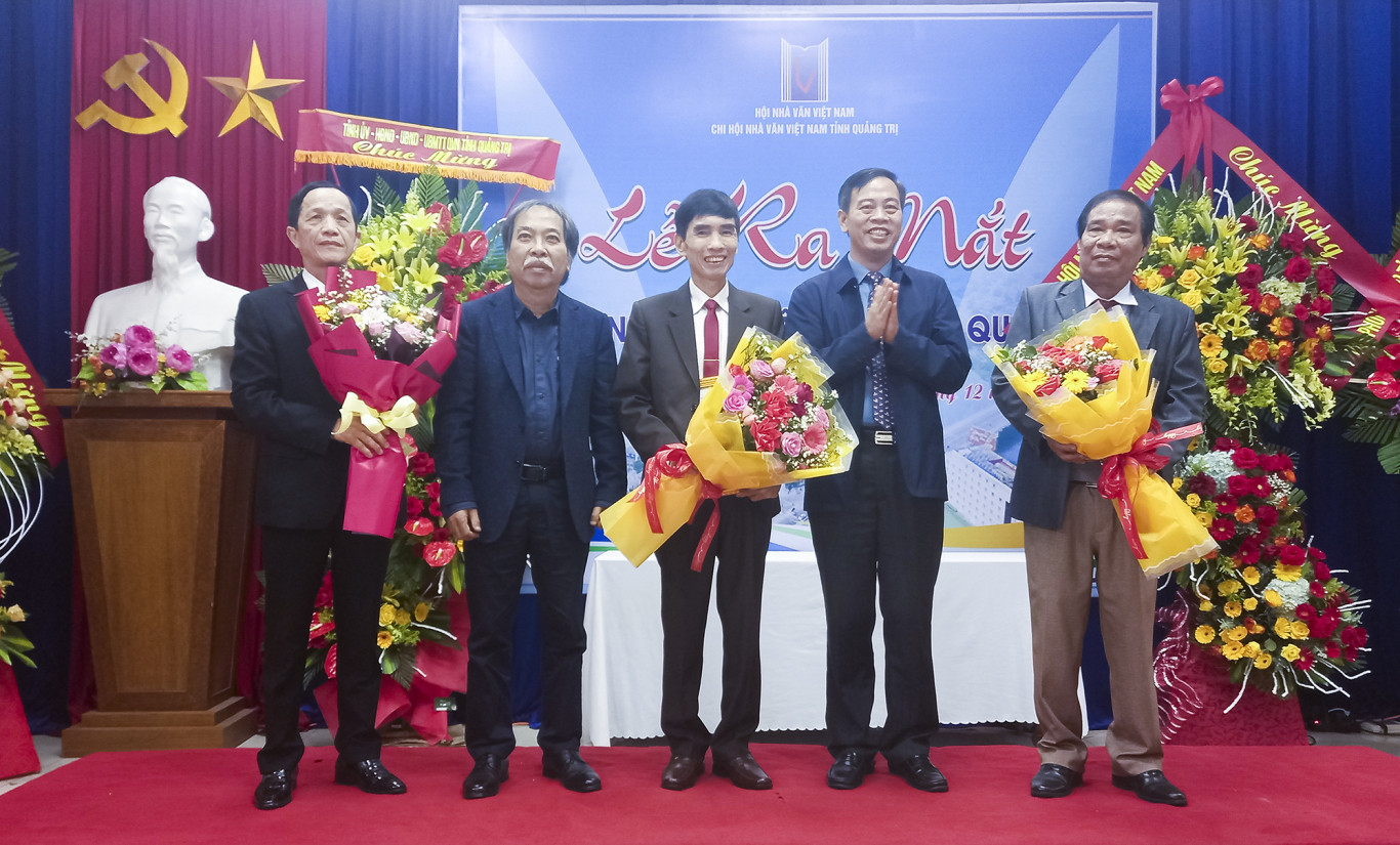 Chủ tịch HNVVN Nguyễn Quang Thiều trao quyết định th&agrave;nh lập; Ph&oacute; B&iacute; thư thường trực Tỉnh ủy, Chủ tịch HĐND tỉnh Quảng Trị Nguyễn Đăng Quang tặng hoa cho c&aacute;c nh&agrave; văn trong Chi hội